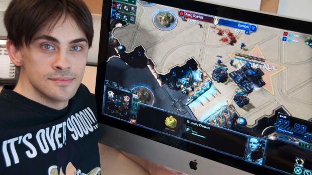 Joe Thompson with Starcraft 2